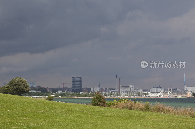 Marselidborg Marina从海岸看到